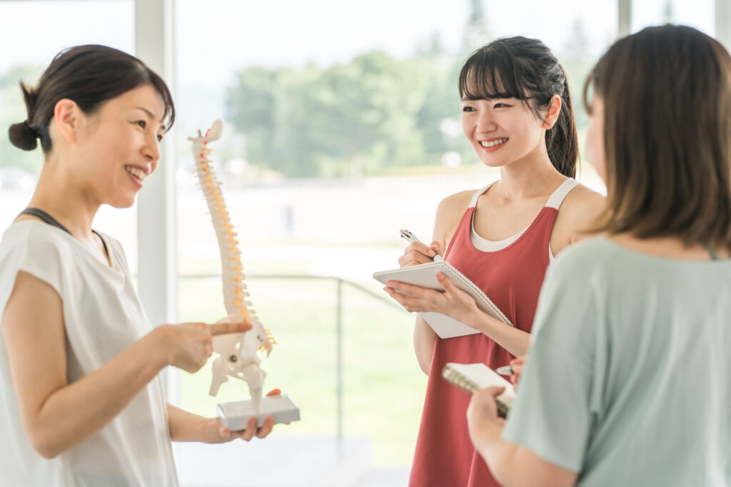 ワークショップを受ける女性たちの画像